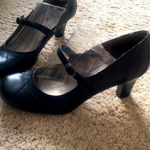 Naturalizer Black leather 3.5” heel 9.5M